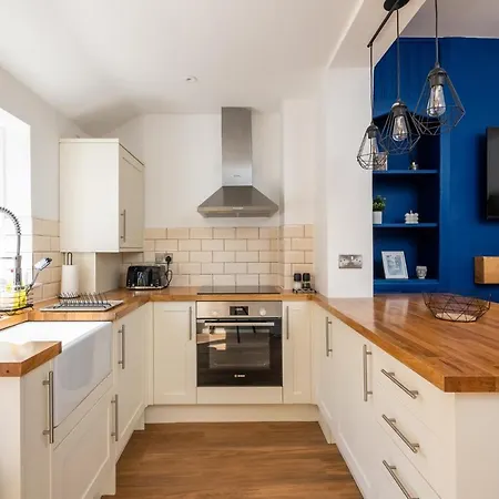 3 Hampden Street - Stylish 2-bed Terrace With Parking - Pass The Keys