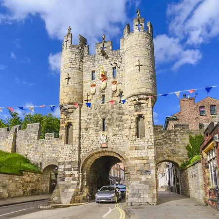 Vakantiehuis 3 Hampden Street Stylish, 2-bed Terrace With Parking - Pass The Keys *