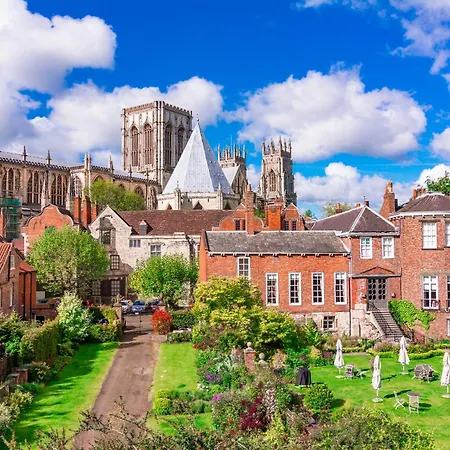 Stylish, Centrally Located Terrace - Pass The Key Holiday home York